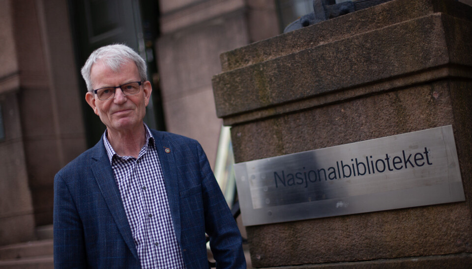 Direktør for bibliotekutvikling ved Nasjonalbiblioteket Svein Arne Tinnesand. Portrettfoto av Svein Arne Tinnesand på trappa av Nasjonalbiblioteket.