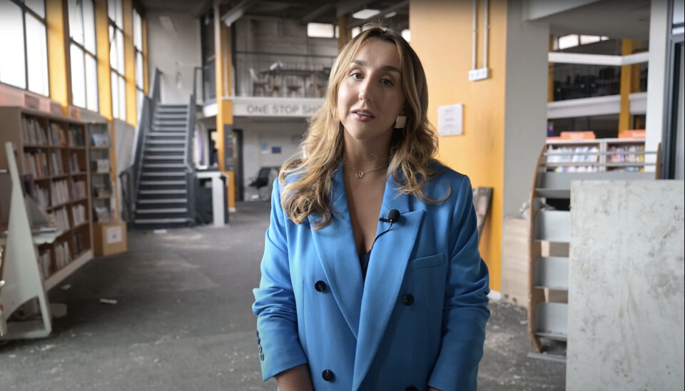 Engasjert: Alex McCormic fekk trong til å gjera noko då lokalbiblioteket blei råka av mobben. Her er ho i lokala som no blir restaurerte mellom anna med hjelp av gåver frå tusenvis av gjevarar.