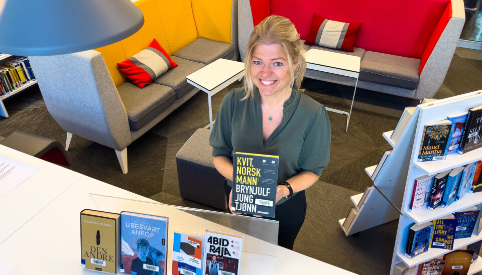 Lese, lese, lese: Bibliotekar og filosofilærer Trine Flattun Rogndokken ved Oslo Katedralskole har sammen med kolleger valgt ut bøker som kan hjelpe elevene til å forstå hverandre bedre.