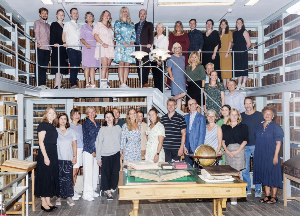 Står sammen: Skolebibliotekar og lærere ved Oslo Katedralskole står sammen i det unike bibliotekmuseet i skolens kjeller.