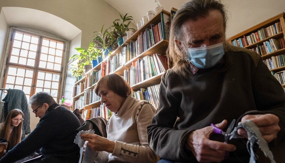 Bibliotek i krig:
Ukrainere klipper remser til
kamuflasjenett
blant bibliotekhyller
i Lviv sentrum våren 2022.
