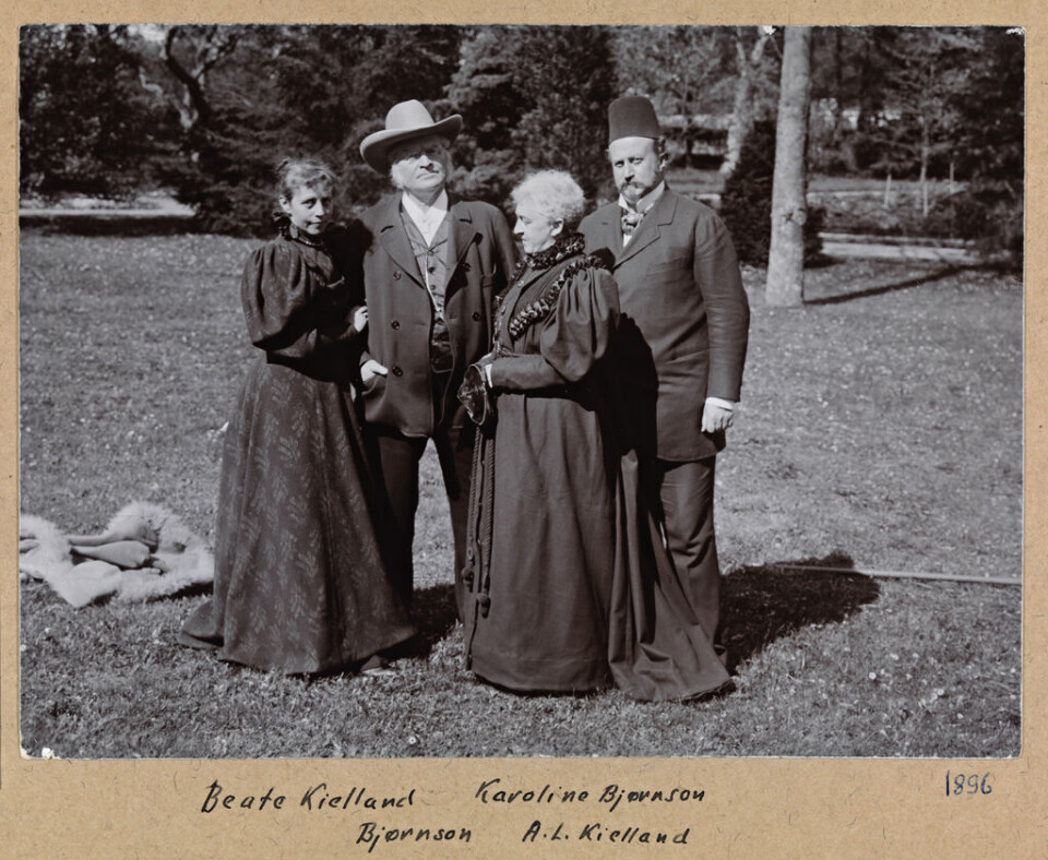To av de fire: Alexander og Beathe Kielland (på flankene) fotografert i 1896 sammen med venn og støttespiller Bjørnstjerne Bjørnson og hans kone Karoline.