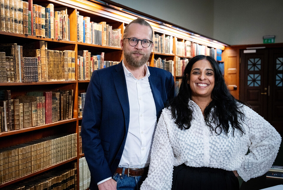 Nasjonalbibliotekar Aslak Sira Myhre og kultur- og likestillingsminister Lubna Jaffery (Ap) på Nasjonalbiblioteket for å se på samlingen av Fosse-materiale.