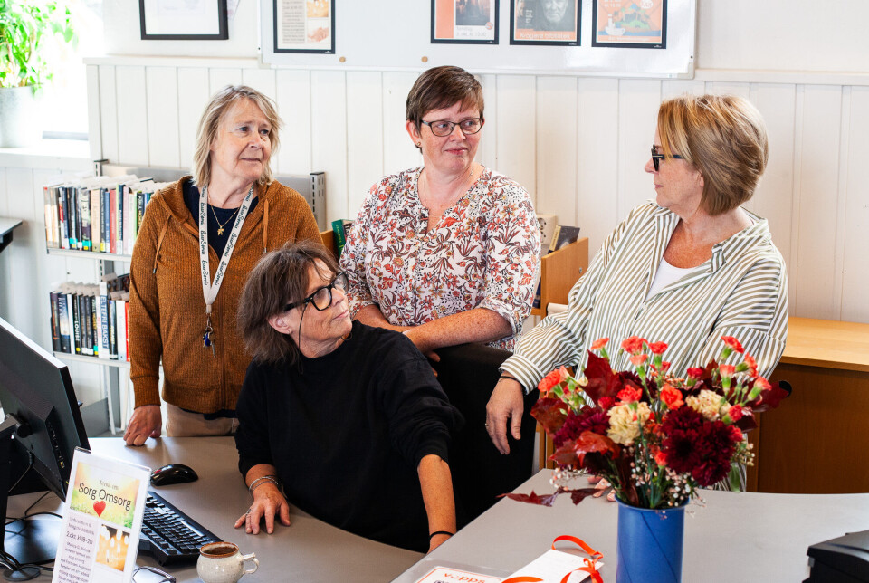 Kven skal ut? Etter mange år meg trugsmål om stillingskutt ved Kragerø bibliotek har biblioteksjef og bibliotekar Elin Anita Olsrud (t.v.), bibliotekarane
Astrid Laland (sittande), Sonja Rismoen og Anne Schulze no fått kniven på strupen.