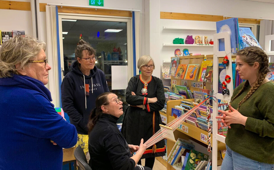 Vev: Tradisjonelle håndverksteknikker blir også formidlet på biblioteket.