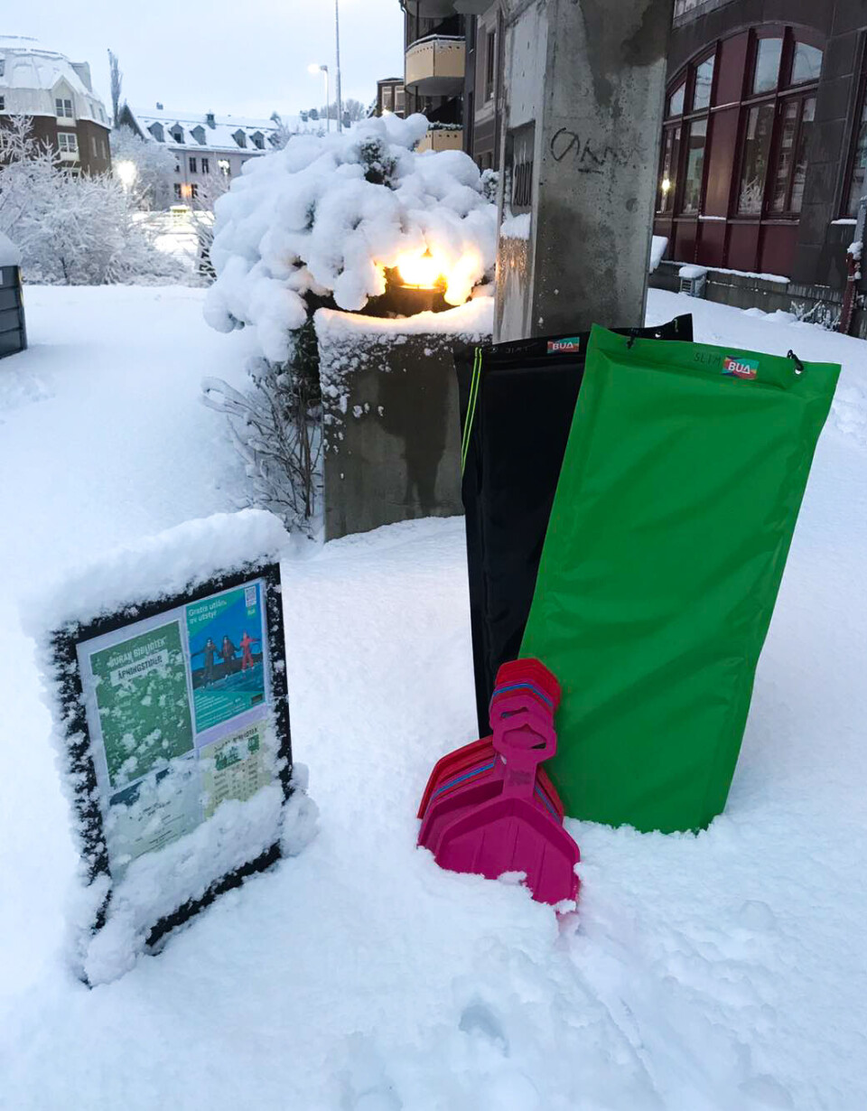 Buran bibliotek samarbeider med BUA og låner ikke bare ut bøker. Da snøen kom i romjula var det godt å også kunne tilby sklimatter og akebrett.