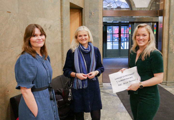 Aksjon skolebibliotek: Mandag 27. januar overleverte (f.v.) Anne Brit Ingholm og Nina Bigum Udnesseter denne teksten som et brev til kunnskapsministeren. Statssekretær i Kunnskapsdepartementet Synnøve M. Skaar tok imot på vegne av Kari Nessa Nordtun.