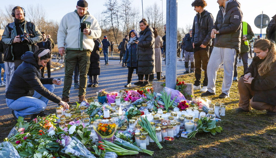 Merkte: Innbyggarar legg ned blomar utanfor Campus Risbergska i Örebro i Sverige onsdag, etter skuleskytinga som tok 11 liv tysdag i førre veke. Foto: Hans O. Torgersen / NTB