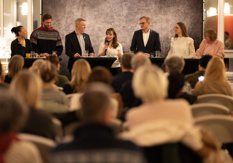 I panelet: Forfatter MiRee Abrahamsen, forfatter Birger Emanuelsen, KrF-politiker Øystein Olsen Krogstad, Høyre-politiker Kitty Theobald Gjerland, advokat Per-Jakob Haakstad, skolebibliotekar Elise Tverrli Lervik og biblioteksjef Kristin Flo.