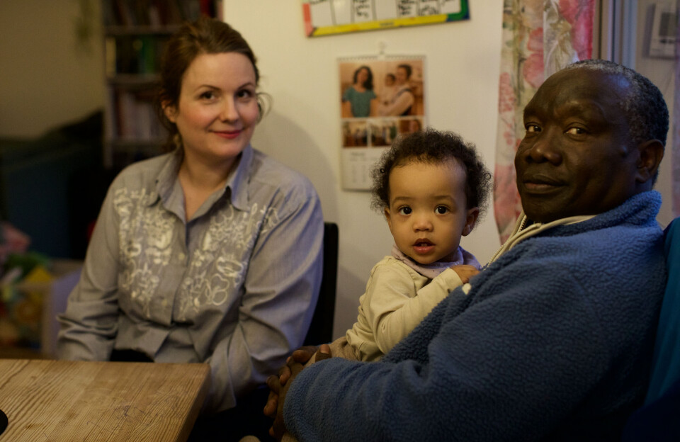 Møttes: Linda og Charles Oruk med yngstedatter Solfrid. Det startet med leksehjelp på biblioteket.