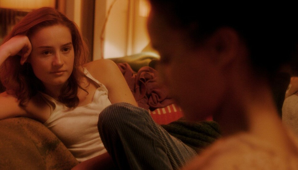 Litterært tema: Ella Øverbye (t.v.) spiller Johanne (17) som forelsker seg hodestups i læreren sin (spilt av Selome Emnetu). Det er hennes første forelskelse og i et forsøk på å bevare følelsen, skriver hun ned alt hun opplever. Da moren og bestemoren får lese det hun har skrevet, reagerer de først med sjokk over de intime beskrivelsene, for deretter å bli fengslet av bokens litterære kvaliteter. Men hva har egentlig skjedd mellom Johanne og læreren? Og er det sånn at dette bør utgis som en bok?