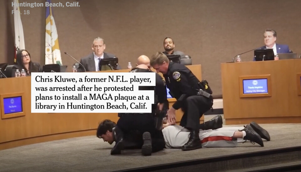 Arrestasjon: Tidlegare NFL-spelar Chris Kluwe vart arrestert under eit bystyremøte etter å ha protestert mot MAGA-plaketten på biblioteket og kalla Make America Great Again ei nazi-rørsle.
