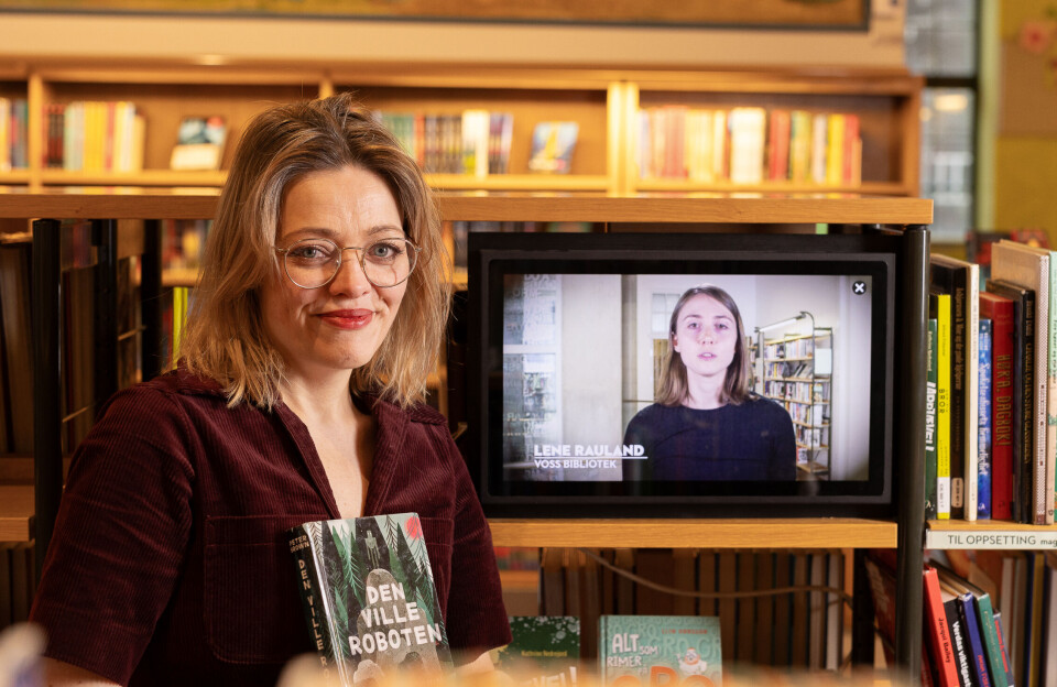 Nye kollegaer: Elisabeth Skråmestø Wyller har Bibliomaten som fast kollega ved Bergen Offentlige Bibliotek si hovudavdeling. Ein omreisande bibliomat deler tida si mellom dei andre filialane.