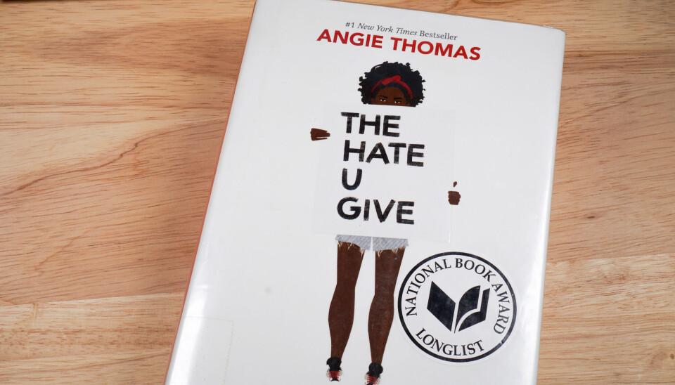 Benådet: The Hate U Give av Angie Thomas er en 19 bøker som nå er tilbake på hyllene i skolebibliotekene i den vesle byen Elizabeth i Colorado, USA.