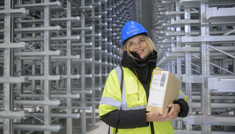 Samarbeid: Riksarkivar Inga Bolstad inspiserer riksarkivet sitt magasin ved Nasjonalbiblioteket sitt anlegg i Mo i Rana.