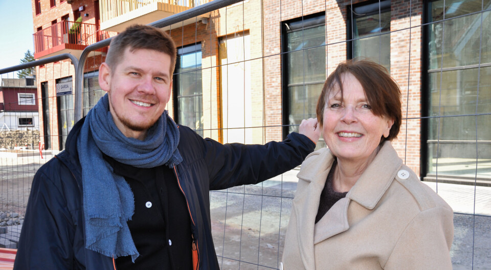 Flere muligheter: – Midlene vi får fra Sparebankstiftelsen DNB, sikrer at vi kan tilrettelegge for barn og unges ønsker for hva biblioteket skal inneholde, sier prosjektleder Perry Aarti Olsen og biblioteksjef Hanne Utne. Her foran det nye biblioteket som skal stå ferdig i september.