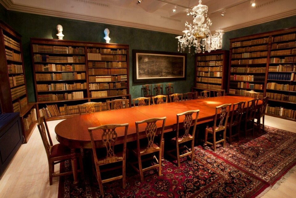 Består: I 1869 mottok Gunnerusbiblioteket boksamlingen etter Broder Lysholm Knudtzon (1788–1864), med vilkår om at den skulle holdes samlet. Denne er består også inn i framtiden, mens andre deler av samlingen trolig snart vil være på flyttefot.