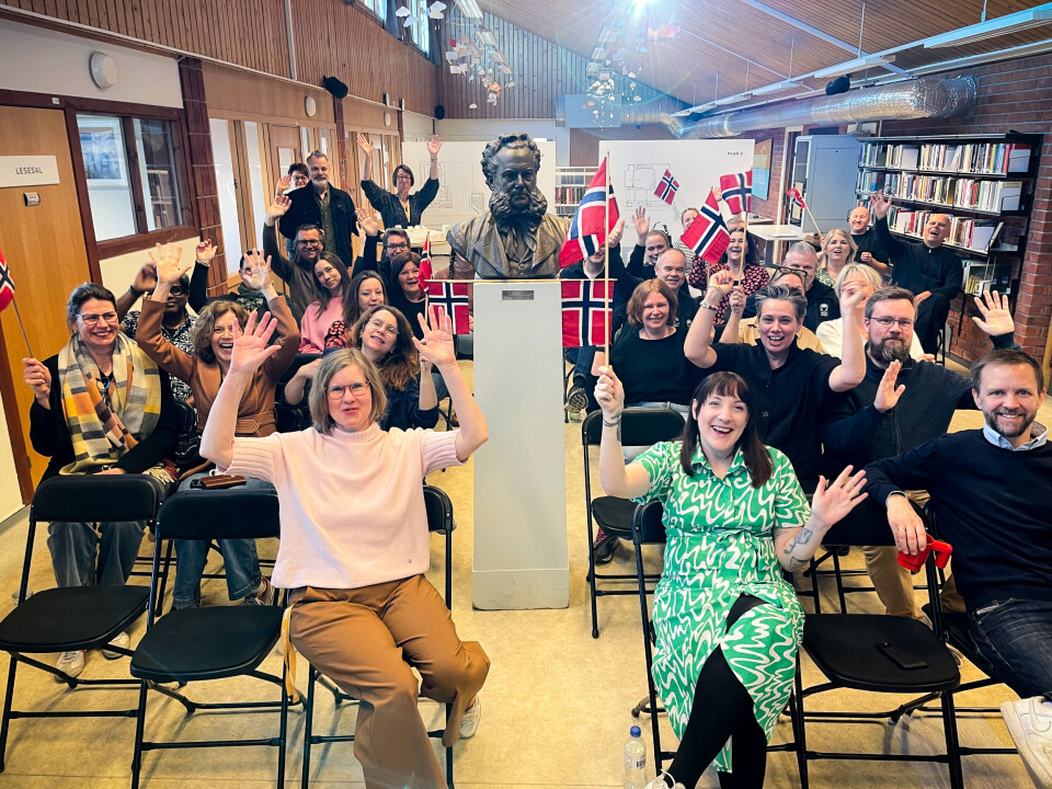Klare: Bibliotektilsette og andre i Skien kommune jublar over at dei endeleg kan senka skuldrene og bretta opp erma.
