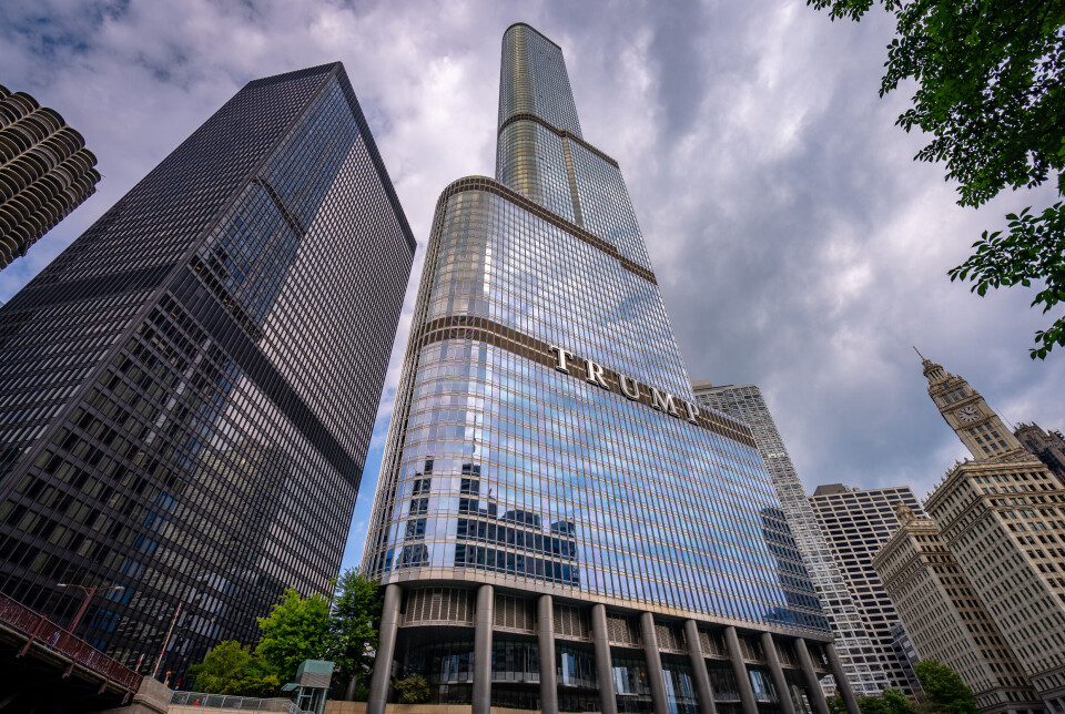 Makta rår: I utkastet til nasjonalbudsjett for 2026 kuttar den amerikanske presidenten, her symbolisert ved eit veldig dyrt og høgt hus i Chicago, Illinois, USA, ei rekke i tiltak som fremjar demokrati og inkludering.