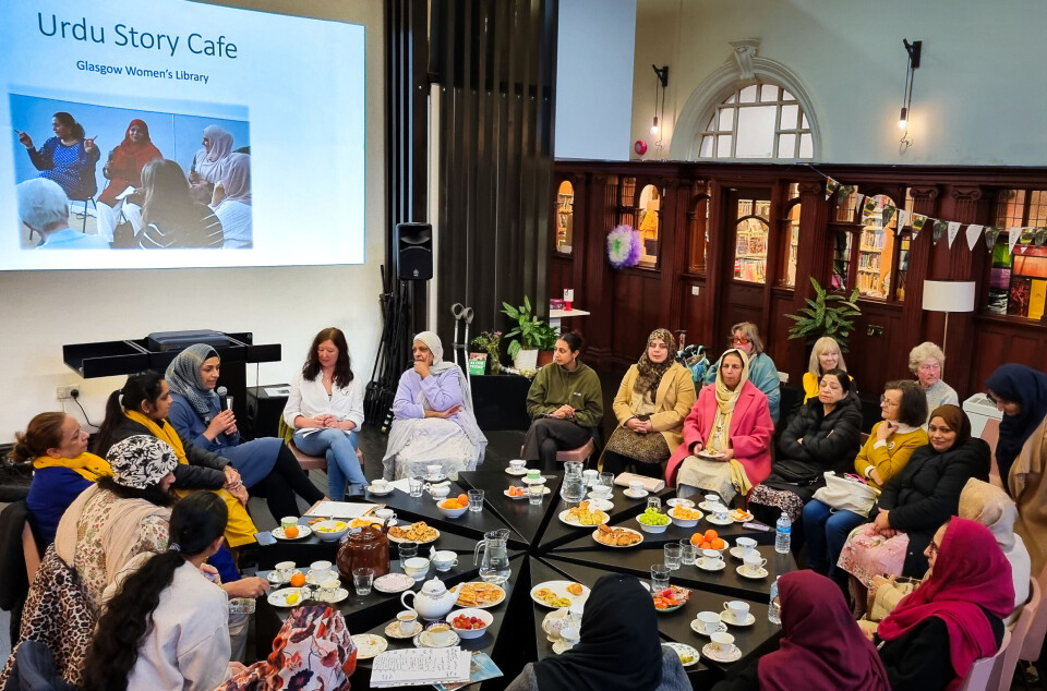 Møteplass: Prosjektarbeider Syma Ahmed og bibliotekar Wendy Kirk ved Glasgow Women´s Library holder «Story Cafe» på urdu. - Det er et tankekors at dette rommet for rundt 100 år siden var en lesesal kun for menn, sier Kirk.