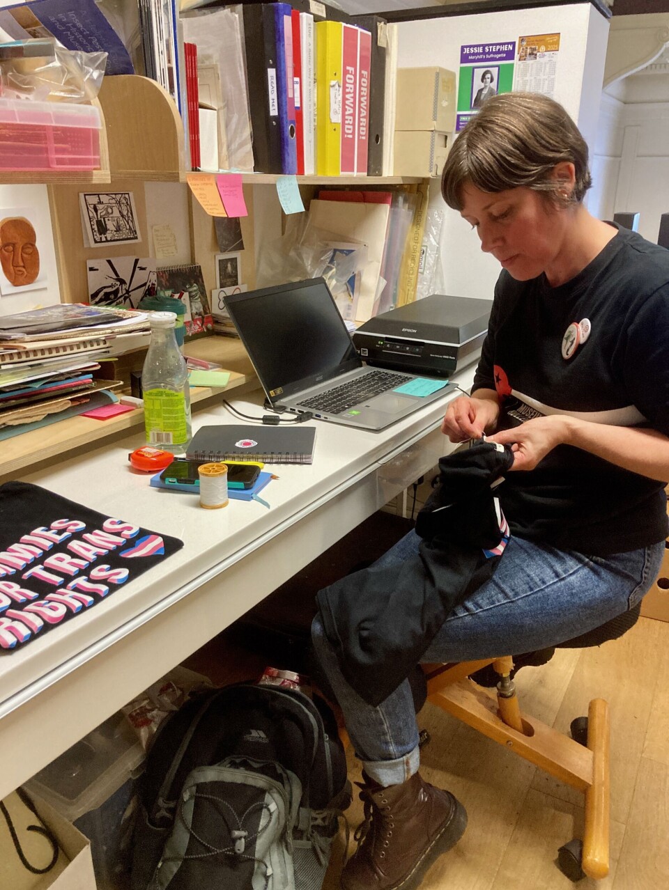 Nye objekter: Museumskurator Jenny Noble registrerer t-skjorter med slagordet «Grannies for trans rights» til samlingen.
