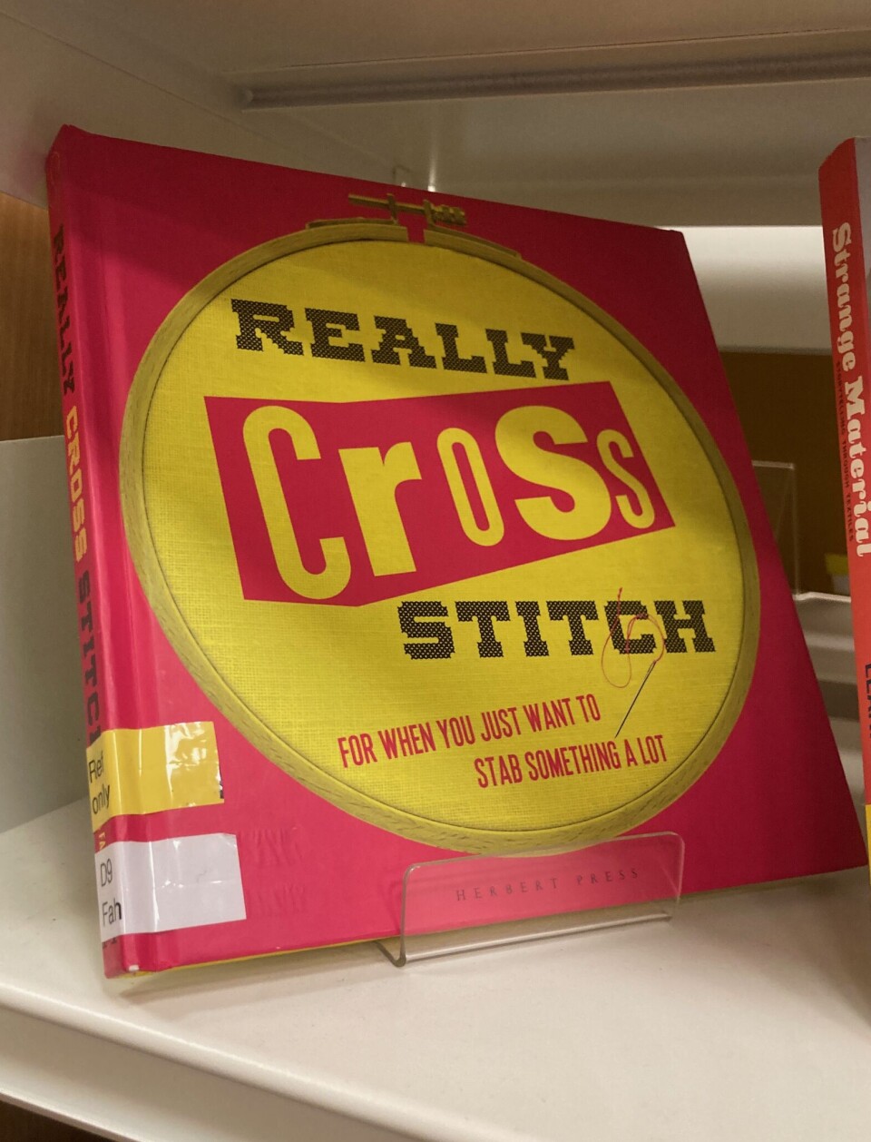 History of the breast og håndarbeidsboken Really cross stitch. For when you just want to stab something a lot er blant titlene til utlån.
