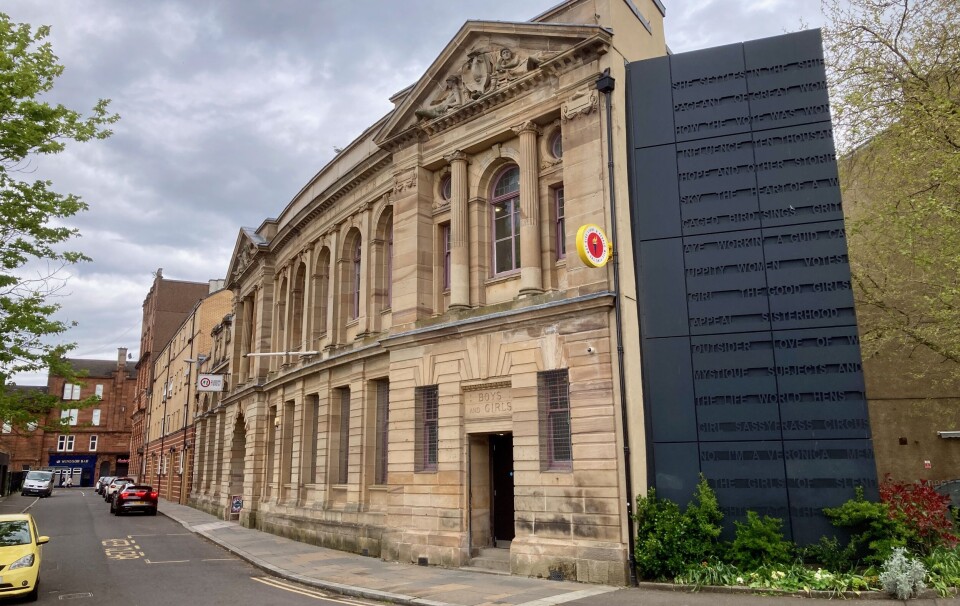 Historisk og moderne: Glasgow Women´s Library holder til i et gammelt Carnegie-bibliotek fra 1903 på østkanten av byen. En ny heis for å sikre full tilgang til hele bygget ble laget som en moderne kunstinstallasjon, dekorert med boktitler.