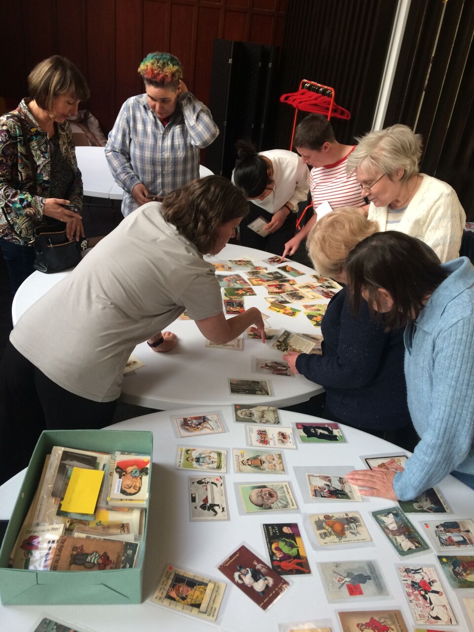 Åpent arkiv: Glasgow women´s library har en stor samling propagandapostkort fra begge sider i kampen om kvinners stemmerett på tidlig 1900-tall. Mange er både sjokkerende og groteske og gir innblikk i datidens holdninger. Her fra et arrangement i 2023.