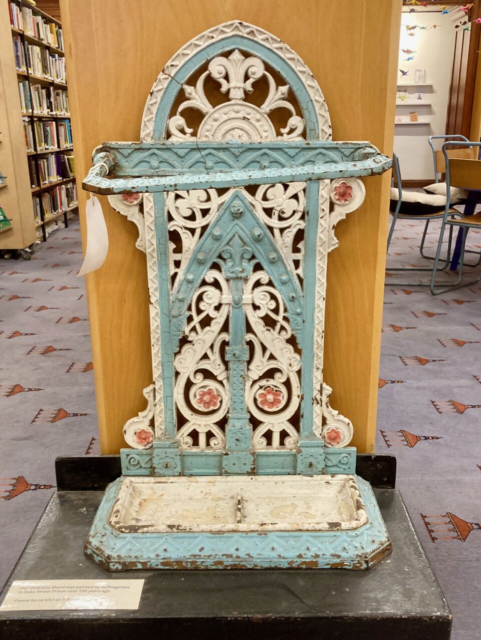 Skjulte historier: - Dette paraplystativet illustrerer hvorfor steder som Glasgow Women´s Library er så viktige, sier bibliotekar Wendy Kirk. - Noen fant det i en container, reddet det fra søpla og til slutt havnet det hos oss. Det viste seg at det er fra rundt 1910 og ble malt av suffragetter mens de satt i fengsel bare noen kvartaler herfra. Et historisk klenodium fra kampen om stemmerett som nesten gikk tapt, men som vi nå har tatt vare på og stiller ut.