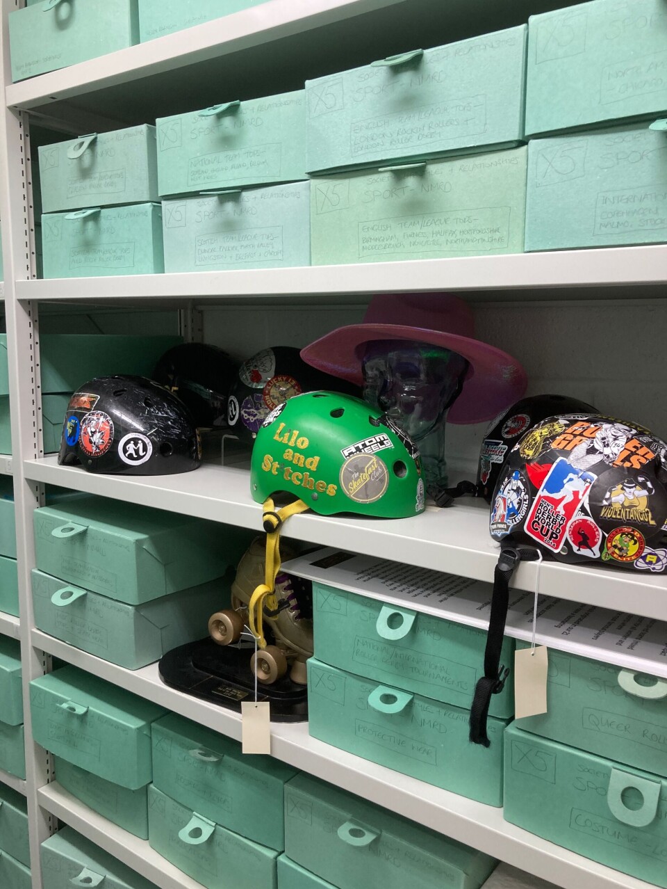 Kvinner på hjul: Det nasjonale museet for roller derby, begynte som et kunstprosjekt for å dokumentere denne kvinnedominerte sporten. Det har ballet på seg, og samlingen vokser stadig. Interesserte kan lage avtale for å se samlingen inne i arkivet, eller be om å se på en «handling kit» om temaet.