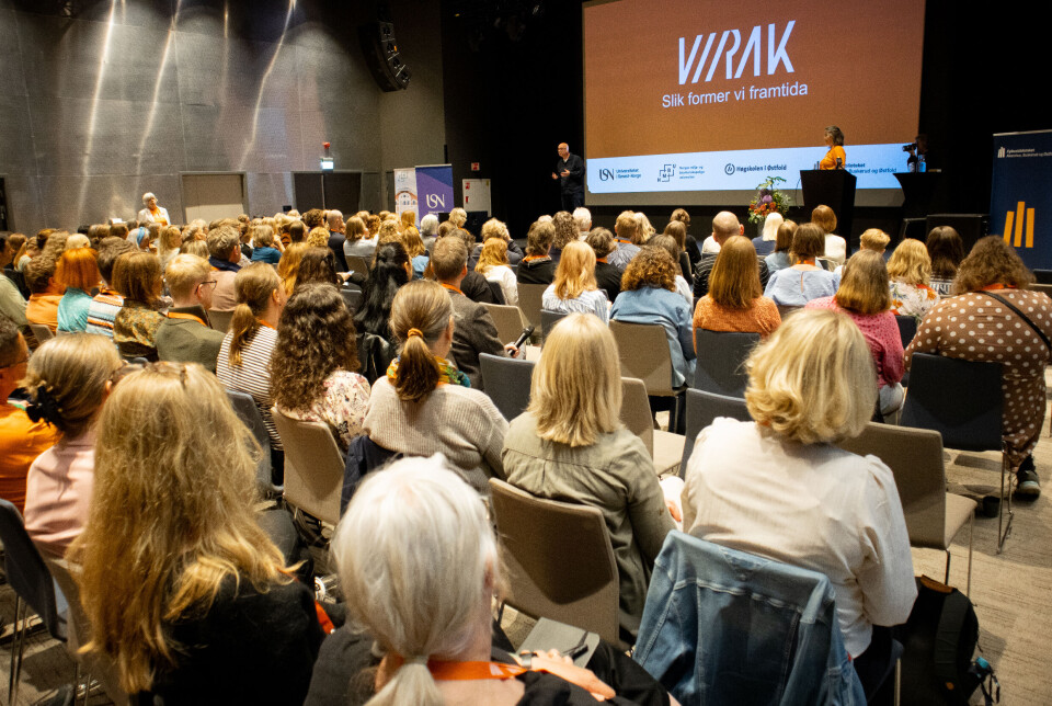 Lydhøyrt: Filosof Lars Fredrik H. Svendsen (t.v.) snakkar til ein fullsatt sal på Quality Hotel River Station i Drammen under VIRAK 2025.