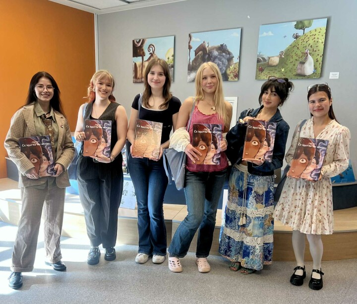 Lansering: Forfatterkollektivet Ash Han samlet på Porsgrunn bibliotek under lanseringen av den grafiske romanen Et hjerte av stein 12. juni. Fra venstre: Amalie Jahnsen Graver, Hanna Prestholt Skaraas, Sofia Strbac, Norel Marie Dalene, Husna Najmi og Aleksandra Dela Cruz.