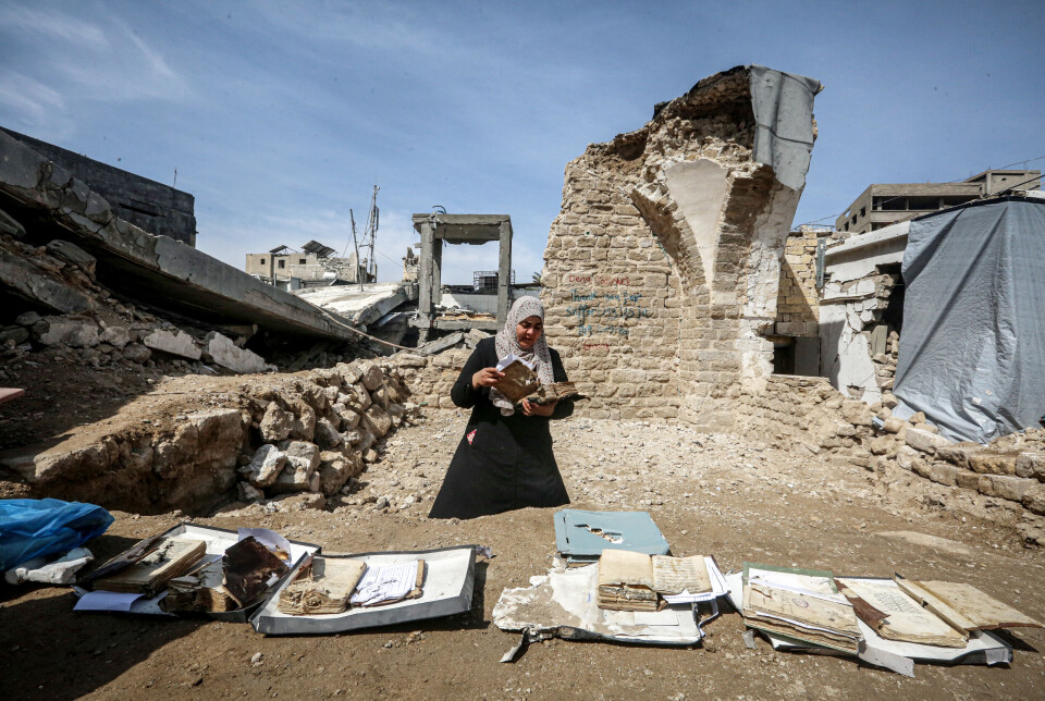 Fra ruinene: Et redningsteam tilknyttet de palestinske styresmakene forsøker å berge det som er igjen av manuskripter og antikviteter etter et israelsk angrep på biblioteket til den store Omari-moskeen i Gaza by 6. mars i år.