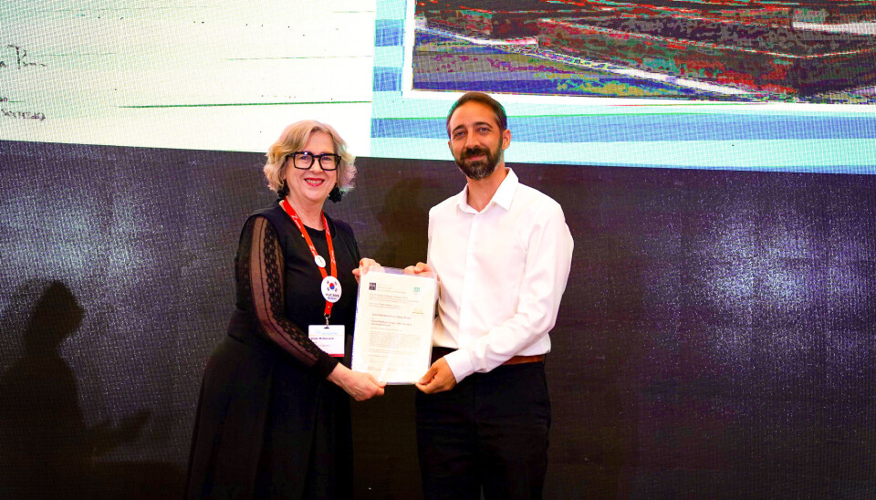 Stedfortreder: Direktør Antoine Torrens ved Institute Francais Algeri tok imot prisen fra IFLA-president Vicki McDonald på vegne av James Baldwin-biblioteket under WLIC 2025 i Astana.