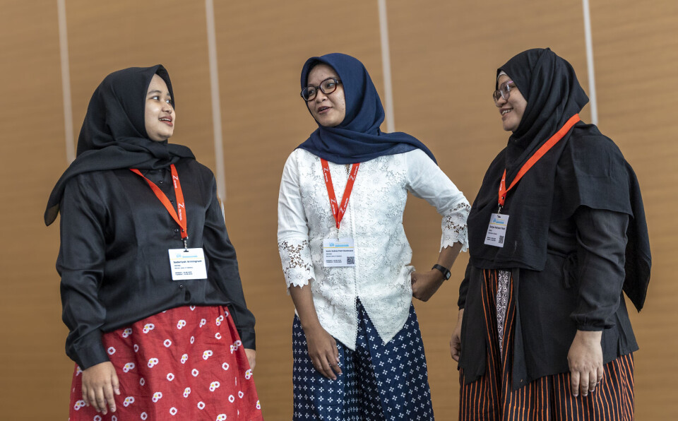 Presenterte nybrotsarbeid: Medforfatter Sadariyah Arningrum, arkivar Vania Sukma Putri Daniswara og bibliotekar Soraya Hariyani Putri kan senke skuldrene etter fremføringen av sine innlegg under WLIC25 i Kasakhstan.