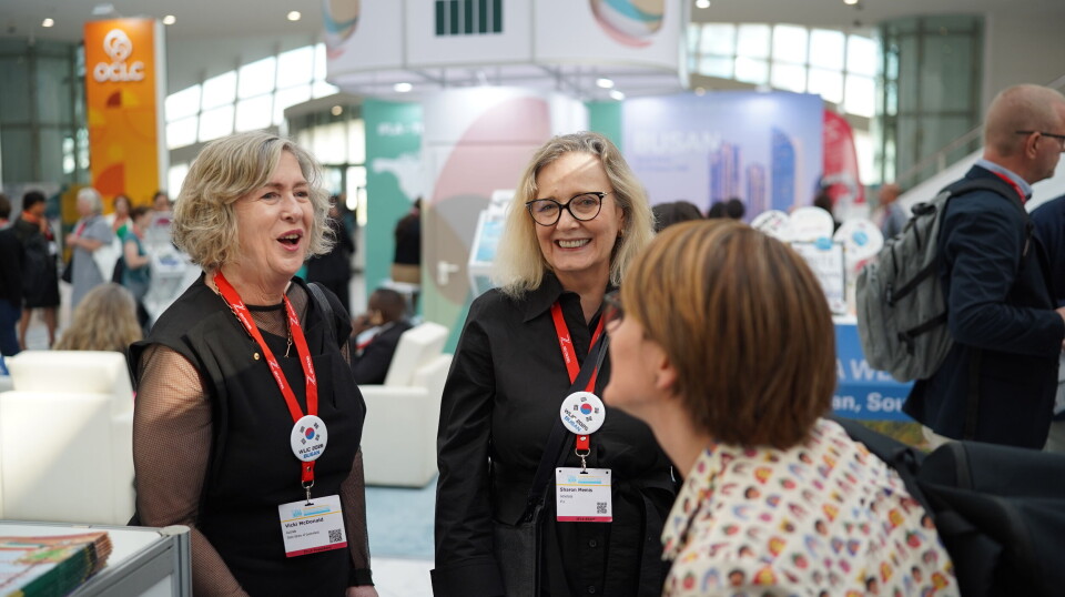 Mingling: President Vicki McDonald og generalsekretær Sharon Memis i engasjert samtale med Claudia Serbanuta frå organisasjonen LiBri – Library Bridges.