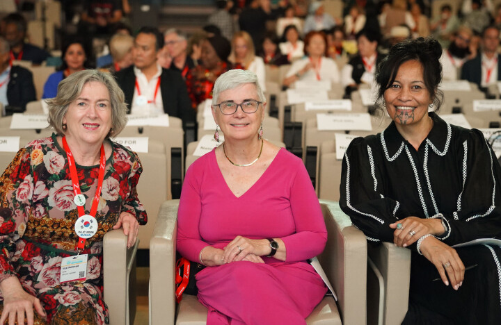 Engelsktalende: Forrige IFLA-president Vicki McDonald (til venstre), nåværende president Leslie Weir (midten) og påtroppende president Te Paea Paringatai kommer alle fra engelsktalende land. Men Paringatai er i tillegg Māori og vil når hun tiltrer om to år bli den første IFLA-presidenten med minoritetsbakgrunn.