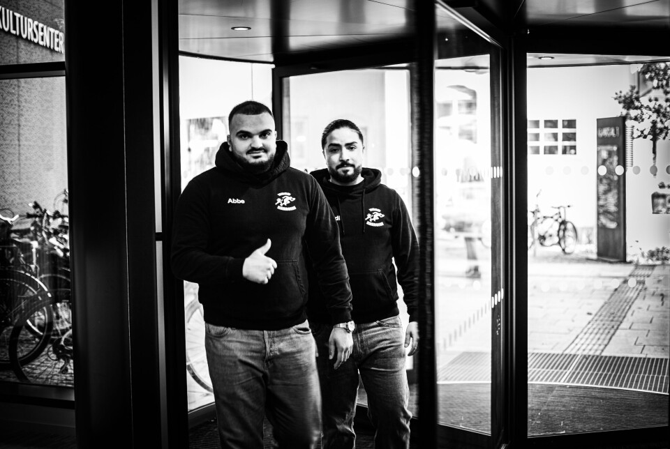 På barnebokkonferanse: Abdullah 'Abbe' Al-Naffakh og Mohammed 'Hamodi' Albomnaijl på veg inn til auditoriet i Lillestrøm kultursenter under Nordisk barnebokkonferanse 2025.