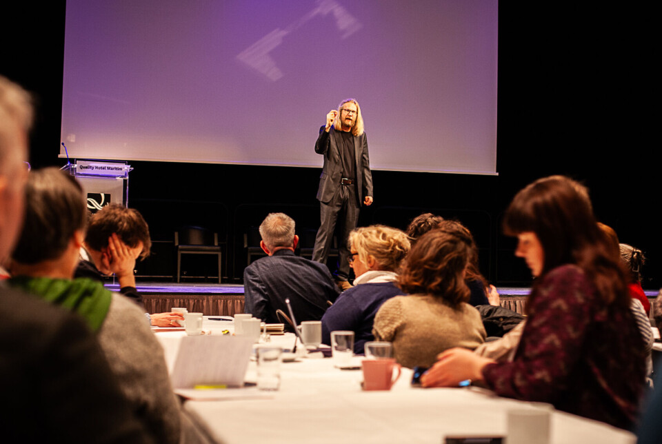 Kjend stil: Aslak Sira Myhre på scena under Bibliotekmøtet i Haugesund 19. april 2024.