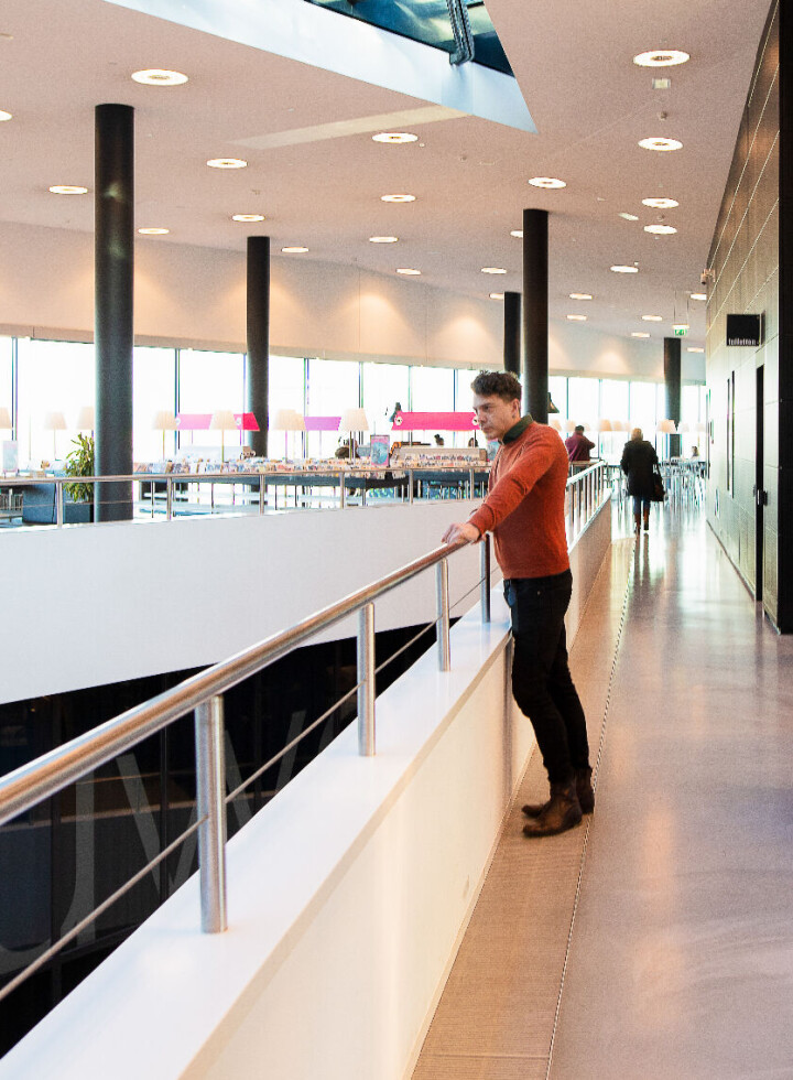 Daniël Langeveld viser oss rundt i biblioteket.