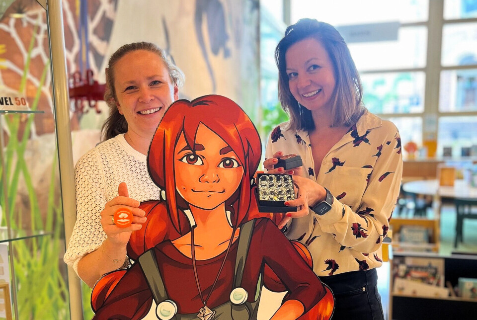 Ti år med ting: Bibliotekarene Cecilie Lysell og Marte Lie ved Skien bibliotek viser frem premier sammen med sommerleskarakteren Astrid.